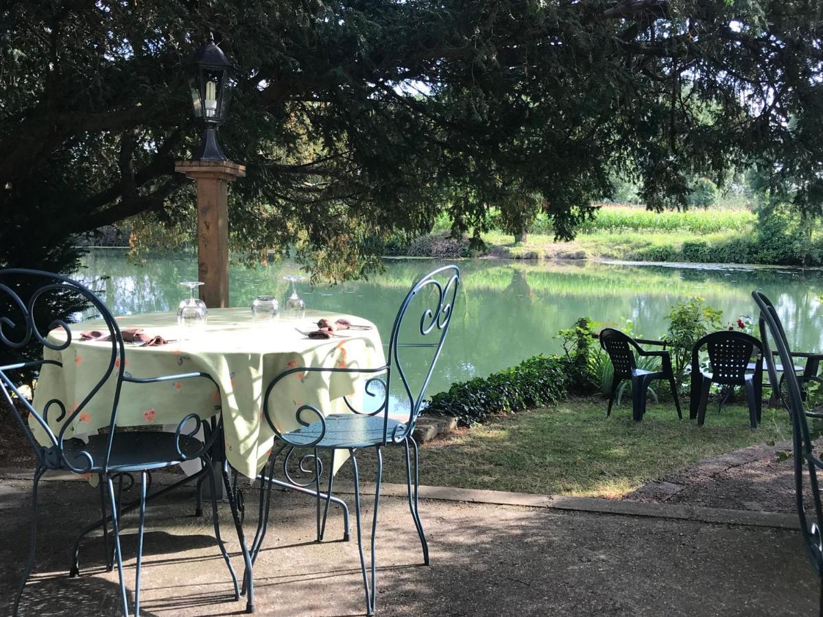 L'Auberge Du Port Des Roches Luche-Pringe Bagian luar foto